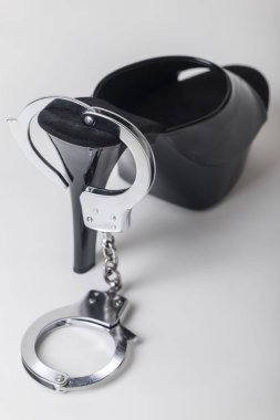 Yüksek topuklar ve çelik kelepçeler 