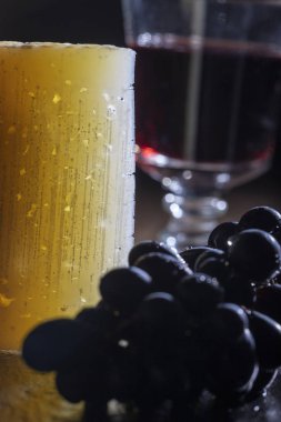 Bir dilim İspanyol manchego peyniri ve şarap. 