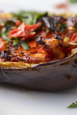 Kızarmış patlıcan dolması. Bir Türk yemeği düşün. 