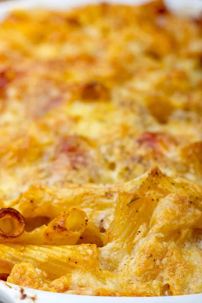 Close Uma Caçarola Com Rigatoni Gratinado — Fotografia de Stock