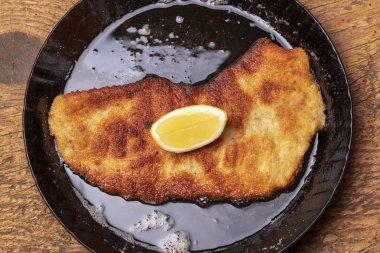 Tavada sosis şnitzel. 