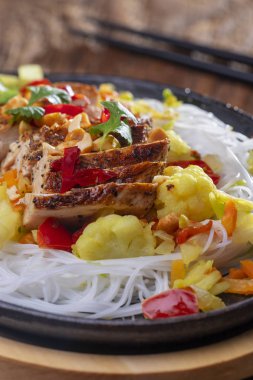 Buharı üstünde sıcak bir cızırtı. 