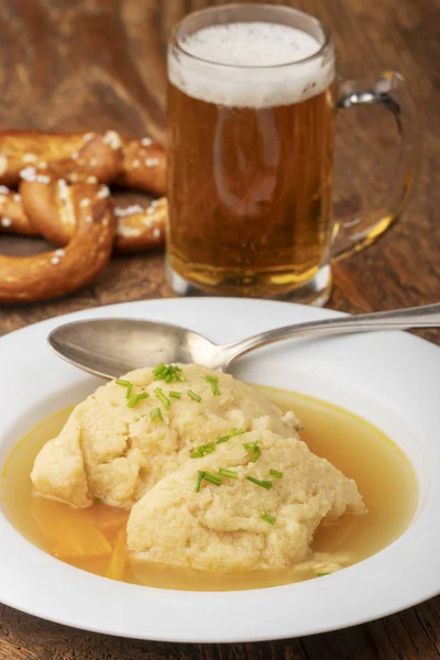 Nahaufnahme Einer Bayerischen Grießnockerlsuppe — Stockfoto