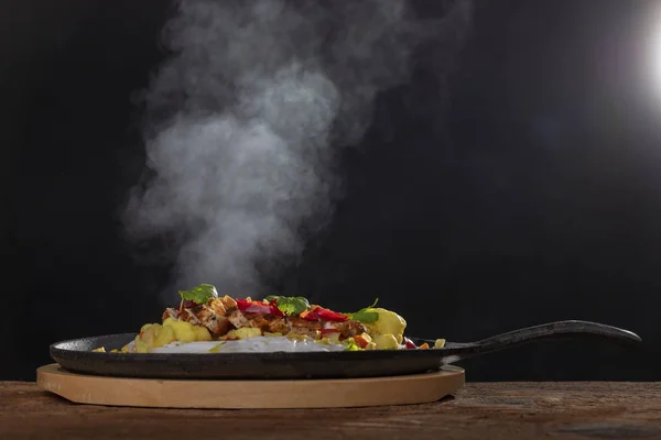 Buharı üstünde sıcak bir cızırtı. 