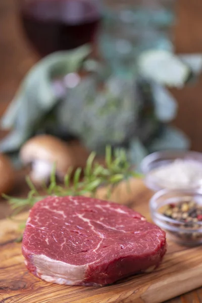 Ahşap Üzerine Çiğ Biftek Genel Bakış — Stok fotoğraf