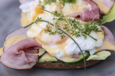 Pişmiş yumurtayla kahvenin yakın çekimi. 