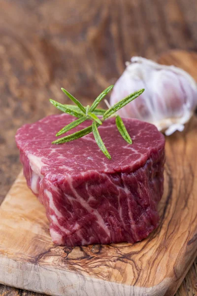 Syrový Steak Tmavém Dřevě — Stock fotografie