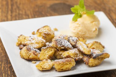 Avusturalya kaiserschmarrn 'ı koyu ağaçta 