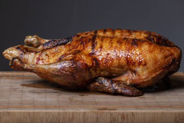 Ahşap kesme tahtasında ızgara ördek. 