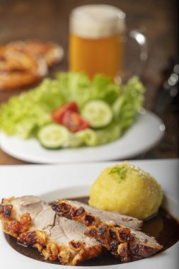 Bavyera usulü kızarmış domuz etli börek. 