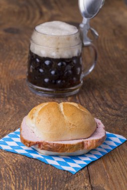 Tipik bir Bavyera yemeği. Leberkaessemmel. 