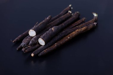 Tahtadaki kökleri tuzla 