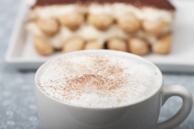 closeup kapiçino tiramisu ile 