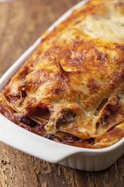 Bir porsiyon lazanyaya yakın çekim 