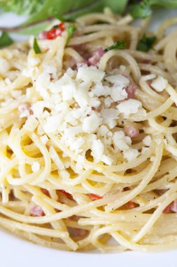 Tabakta spagetti carbonara yakın plan. 