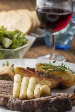 Beyaz kuşkonmazlı ızgara biftek. 