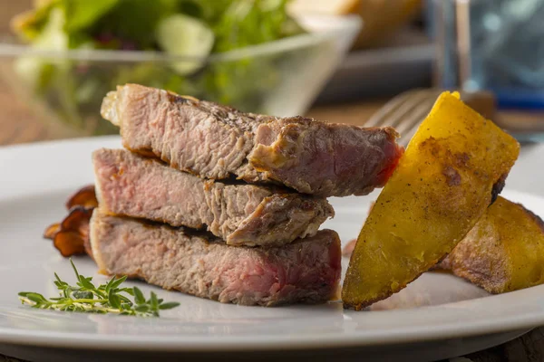 Gegrilltes Steak Mit Weißem Spargel — Stockfoto