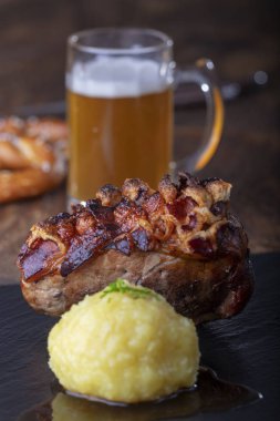 Bavyera usulü kızarmış domuz etli börek. 