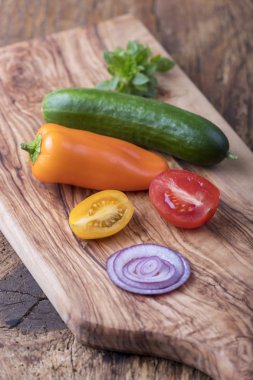 Kesme tahtasında çeşitli sebzeler 