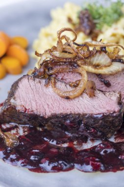 Zwiebelrostbraten, soğanlı Alman bifteği. 