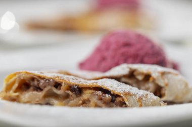 Elmalı turta ve dondurma. 