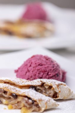 Elmalı turta ve dondurma. 