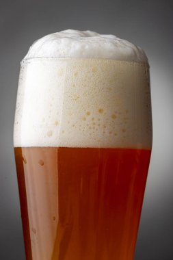 Gri üzerine bavyera birası