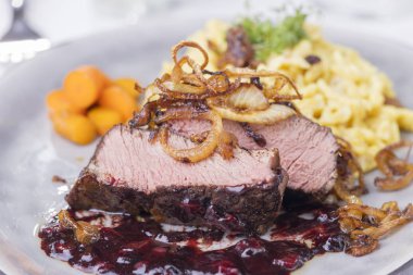 Zwiebelrostbraten, soğanlı Alman bifteği. 