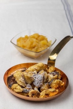 Avusturalya kaiserschmarrn 'ı koyu ağaçta 
