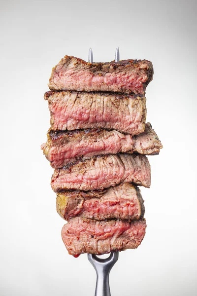 Scheiben Eines Steaks Auf Einer Gabel — Stockfoto