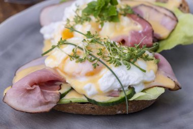 Pişmiş yumurtayla kahvenin yakın çekimi. 