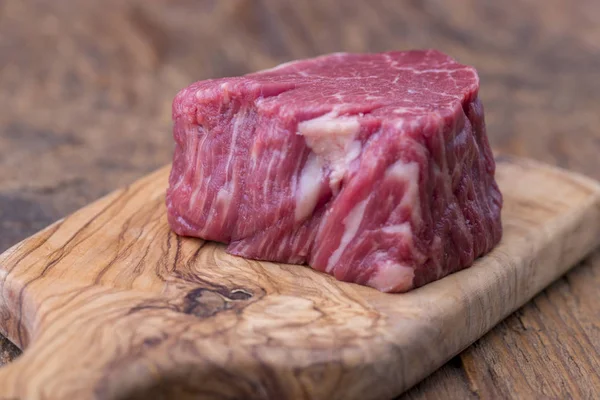 Koyu Ahşap Üzerinde Çiğ Biftek — Stok fotoğraf