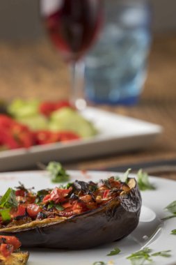 Kızarmış patlıcan dolması. Bir Türk yemeği düşün. 