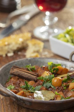 Kara tahtada Yunan stifadosu 