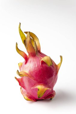 Beyaz arkaplanda Ejder Meyvesi 