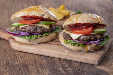 Koyu ahşaptan ev yapımı hamburger. 