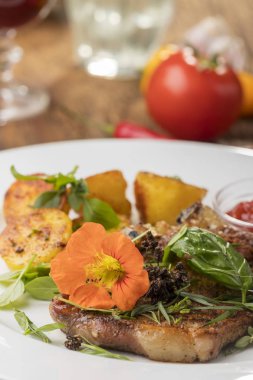 Izgara Dana pirzola nasturtium çiçek 