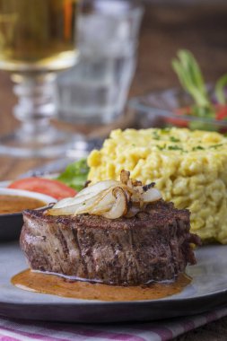 Spaetzle 'li Avusturyalı soğan bifteği 