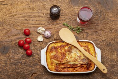 ahşap üzerinde pişmiş lazanya genel bakış 