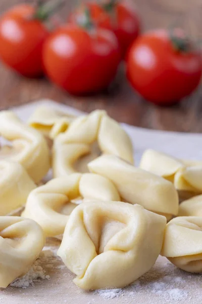 Tortellini Crudo Sobre Madera Con Tomates —  Fotos de Stock