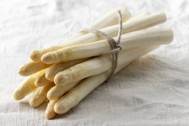 Beyaz kumaş üzerine beyaz kuşkonmaz