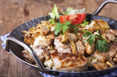 Mantarlı spaetzle üzerine domuz filetosu. 