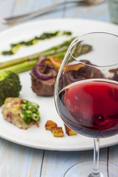 Rotwein Und Ein Steak — Stockfoto