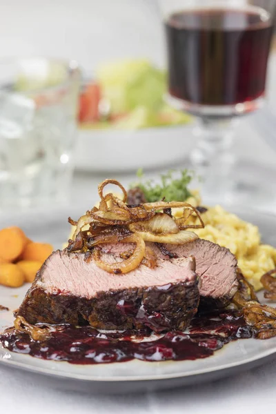 Zwiebelrostbraten Een Duitse Biefstuk Met Uien — Stockfoto