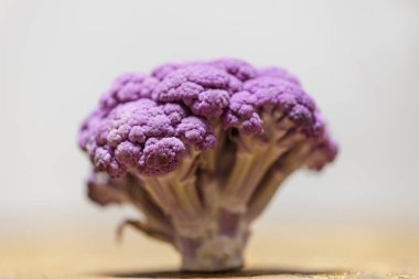 Mor bir karnabaharın yakın çekimi 