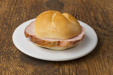 Tipik bir Bavyera yemeği. Leberkaessemmel. 