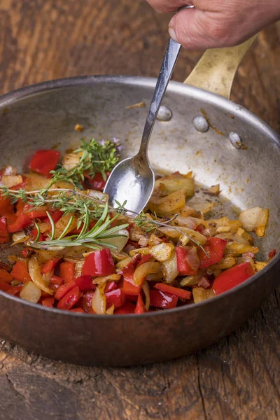 Bir tavada İsrail Shakshuka tabağı 