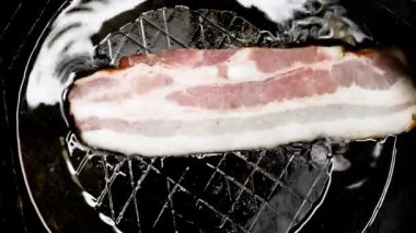 bir tavada cızırtılı pastırma