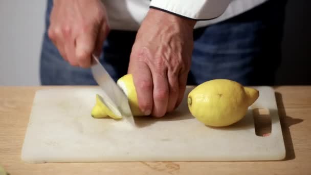 Chef Rebanando Limón Una Mesa — Vídeo de stock