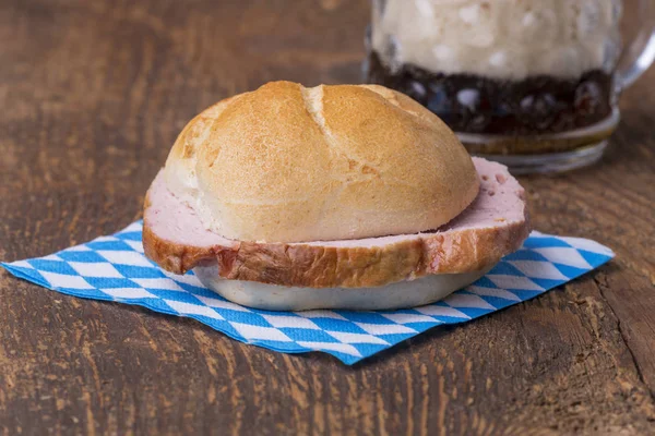 Tipik bir Bavyera yemeği. Leberkaessemmel. 